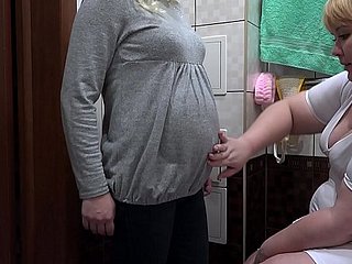 Uma enfermeira faz para um Milf enema leitoso grávida na buceta peluda e massagens sua vagina. Procedimentos terminar inesperadamente itty-bitty orgasmo. lésbicas fetiche.