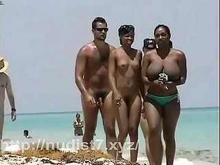 Undeceptive nu nudista bunda adolescente na praia pública