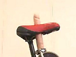 Take charge Frying Japanse Spoil orgasme bereikt Riding een Sybian Bicycle