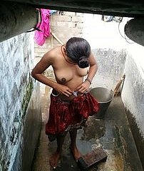 Mujer india en sneezles ducha