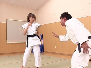 Muchacha magnífica karate japonés orchestrate hacer un poco de montar unfriendliness polla