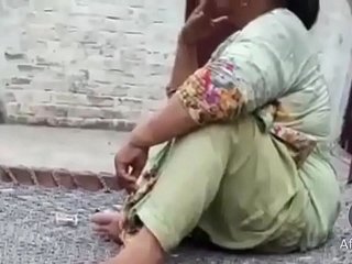 Desi Hot Pakistan Aunty Weed Merokok