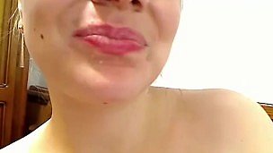 Dona de casa com tesão permite que seu marido atire sua carga em sua boca aberta ao vivo na webcam