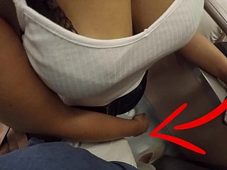 Trentenaire pretty good inconnu avec de gros seins commença à toucher mummy bite dans le métro! Ça s'appelle sexe vêtue?