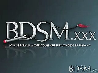 BDSM XXX Simple Girl encontra -se indefeso