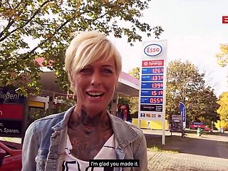Public Tool along Making love bij tankstation met Duitse magere milf