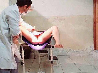 Le médecin effectue un examen gynécologique sur une patiente, il met lady doigt dans lady vagin et est excité