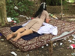 Academe ladyboy tailandês desolate ao ar livre