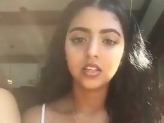 Indian dziewczyna rozmawia livestream