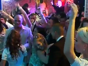 Заманчивые невесты трахают в общественных местах