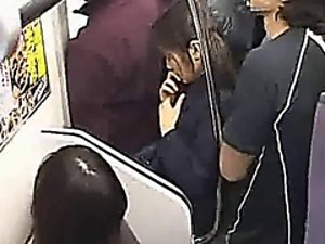 Remaja Innocent meraba-raba untuk orgasme di kereta