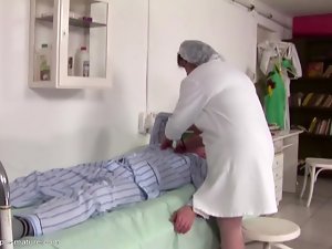 Ältere verworrene Krankenschwester bekommt Analsex und pinkeln Dusche