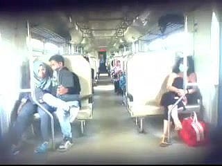 indonesian- ngintip jilbaber ciuman дан grepe Dalam kereta
