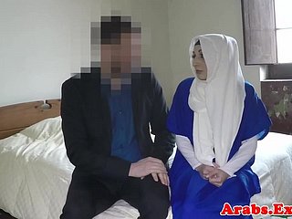 Hijab muçulmano doggystyled antes chupando pau