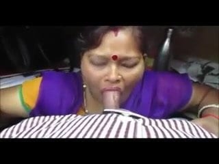 Indian Maid blow job op kantoor