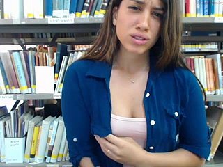 Tenn israélienne joue dans sneezles bibliothèque