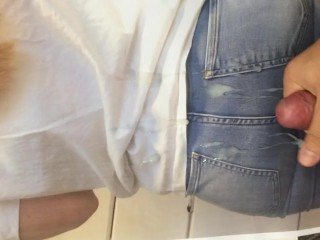 Ejaculação na bela bunda de jeans Cum Compel