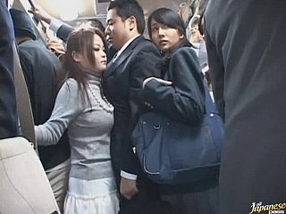 Nghịch ngợm Châu Á Schoolgirl Đưa ra một Blowjob Prevalent Along to đông đúc xe buýt