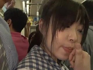 Japoński partisan dostaje jej cipki pulsujący palcach w autobusie