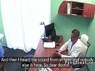Hete verpleegster nigh uniform neukt haar perv arts